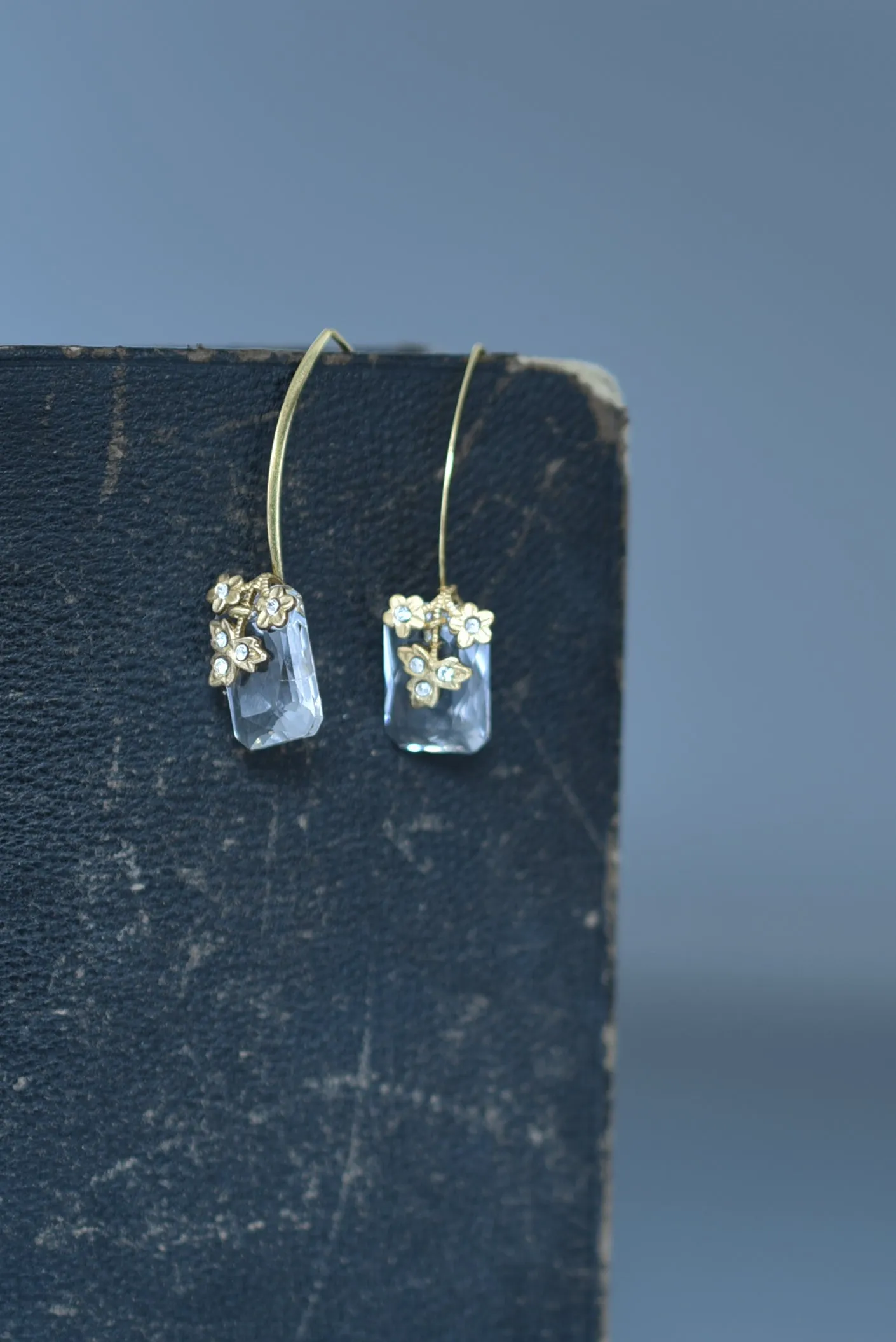 sweet pea glass hook earring